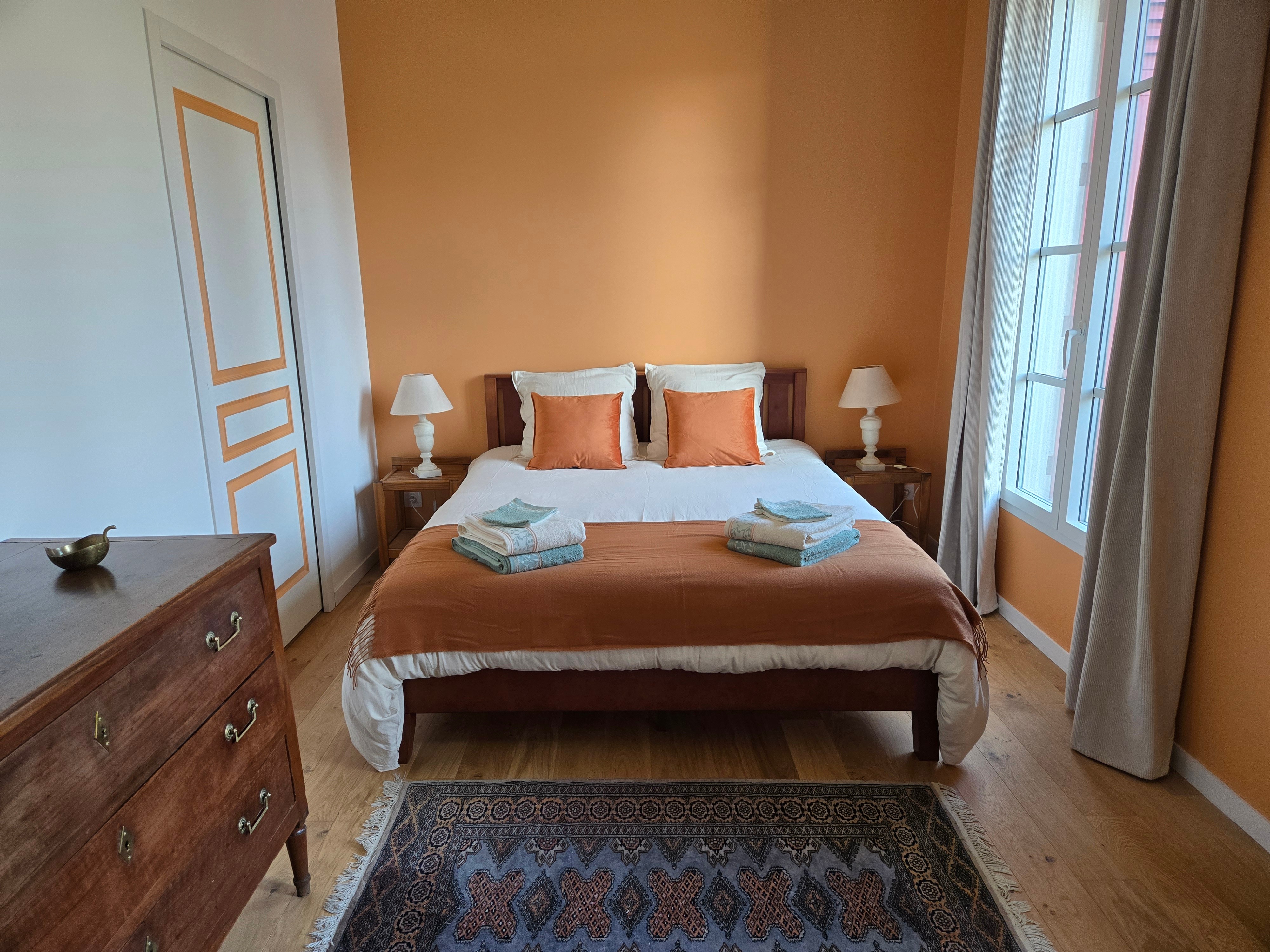 La chambre orange, élégante et confortable