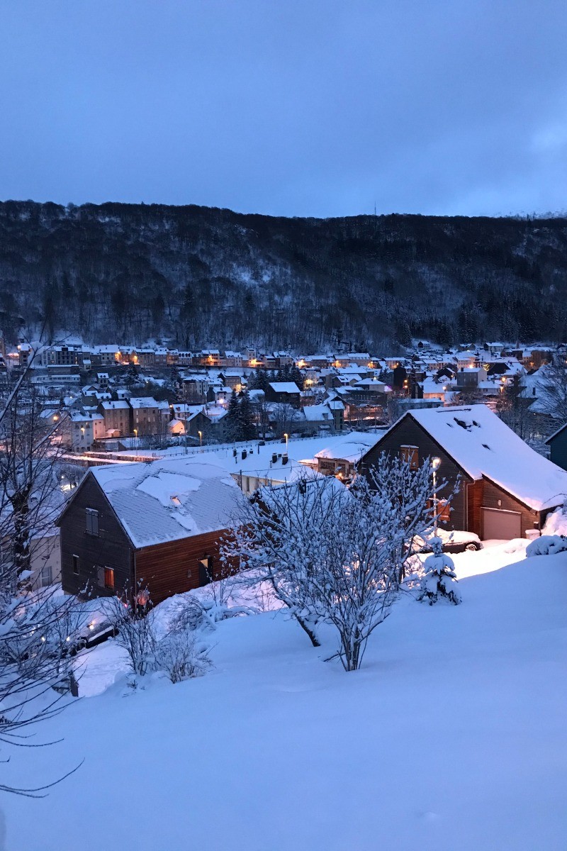 Vue depuis la terrasse sur Le Mont Dore à la tombée de la nuit (janvier 2021)