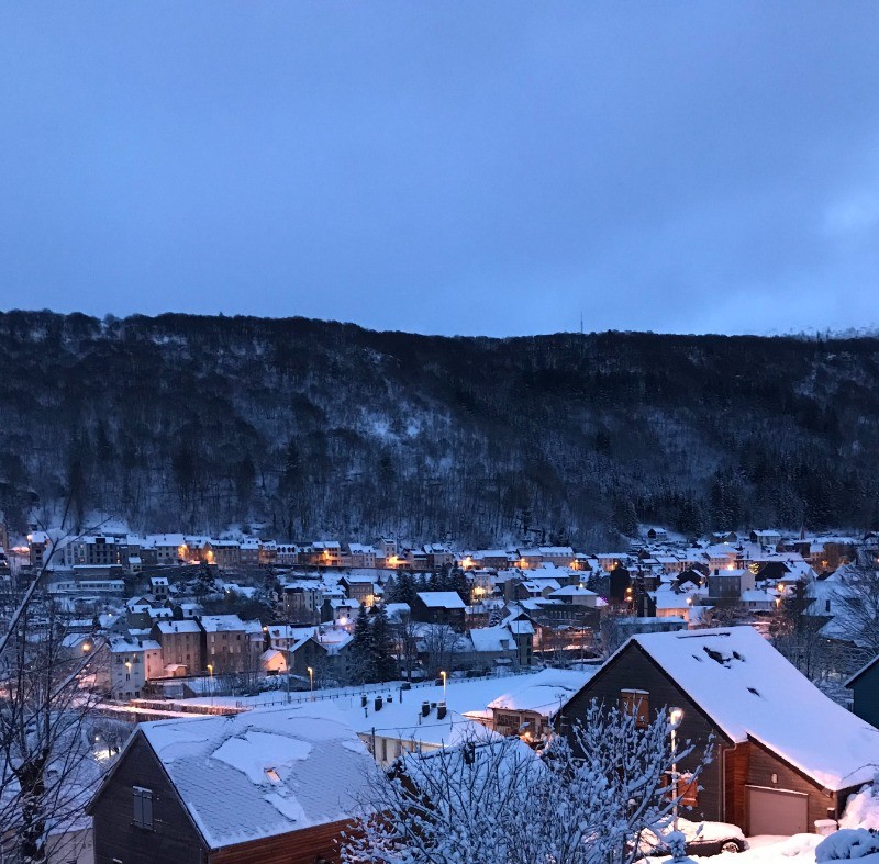 Vue depuis la terrasse sur Le Mont Dore à la tombée de la nuit (janvier 2021)