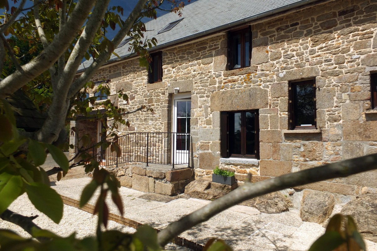 La maison. Façade sud vue depuis la terrasse