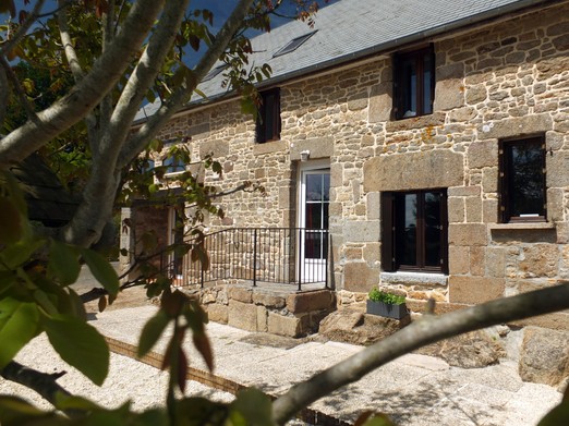 La maison. Façade sud vue depuis la terrasse
