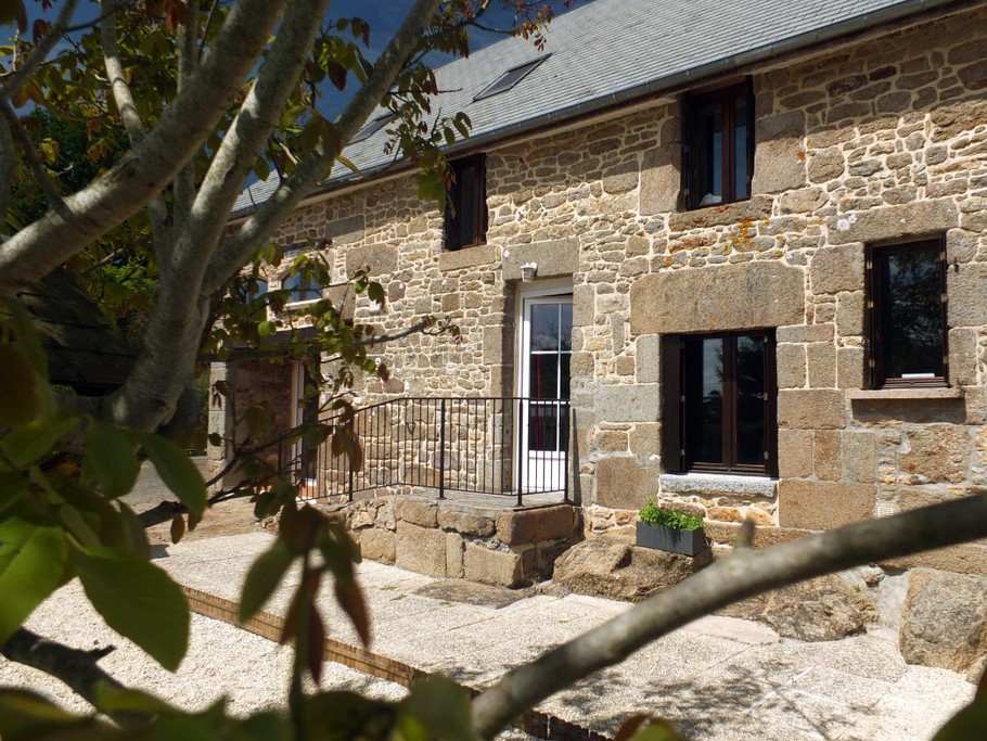 La maison. Façade sud vue depuis la terrasse