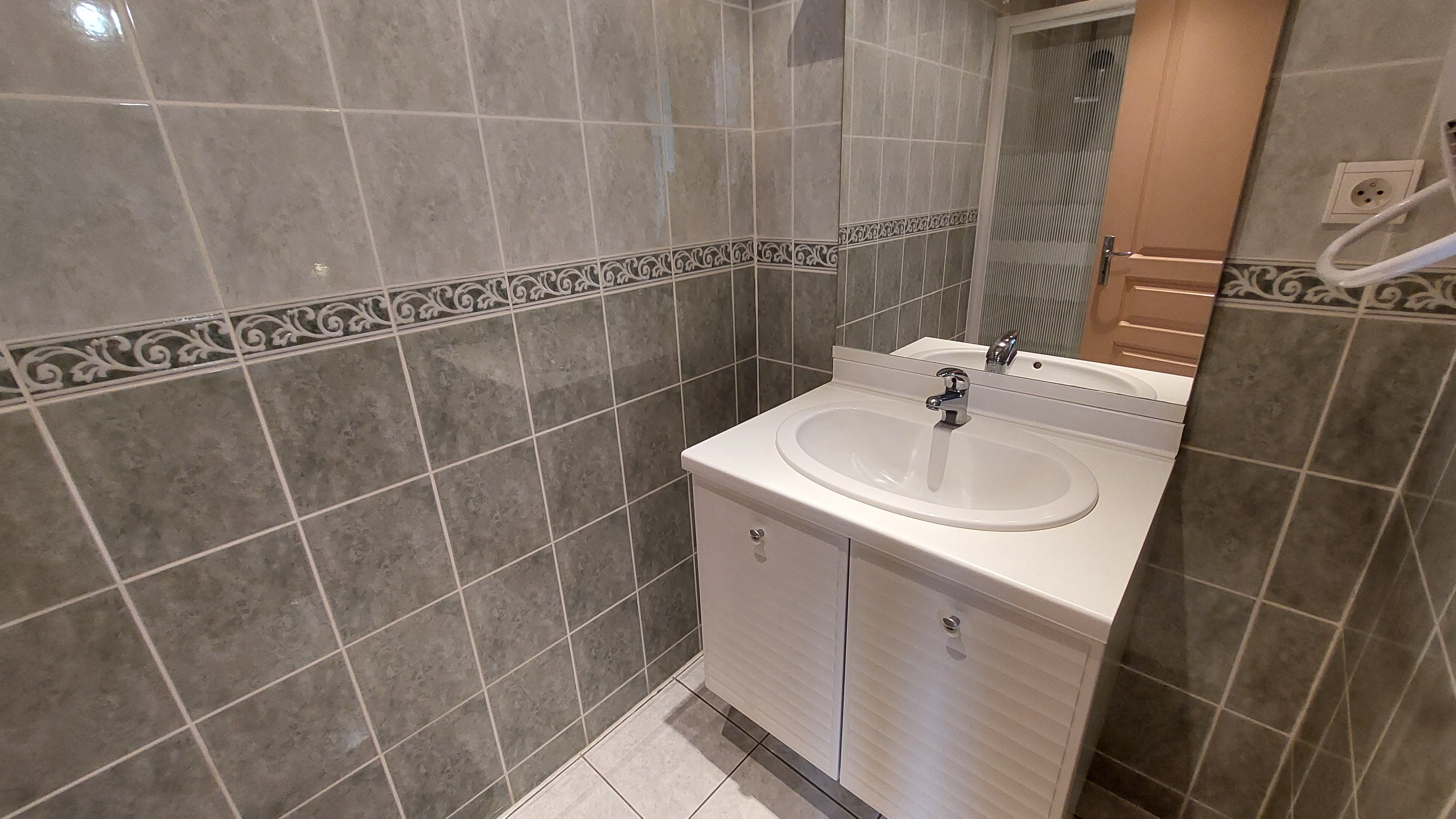 Salle d’eau privative attenante à la chambre du rez-de-chaussée – Gîte à Laveissière dans le Cantal