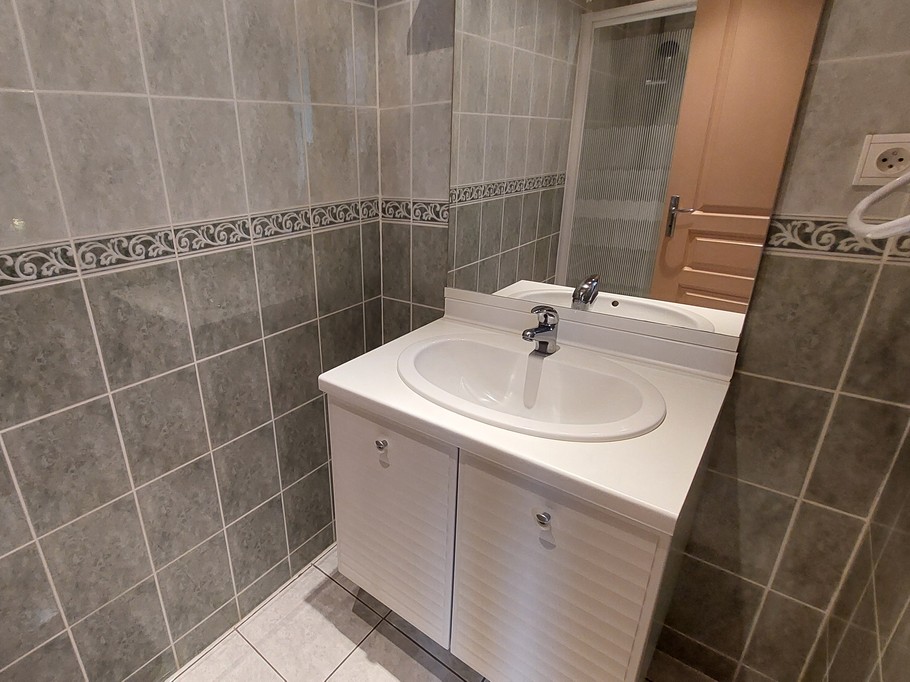 Salle d’eau privative attenante à la chambre du rez-de-chaussée – Gîte à Laveissière dans le Cantal