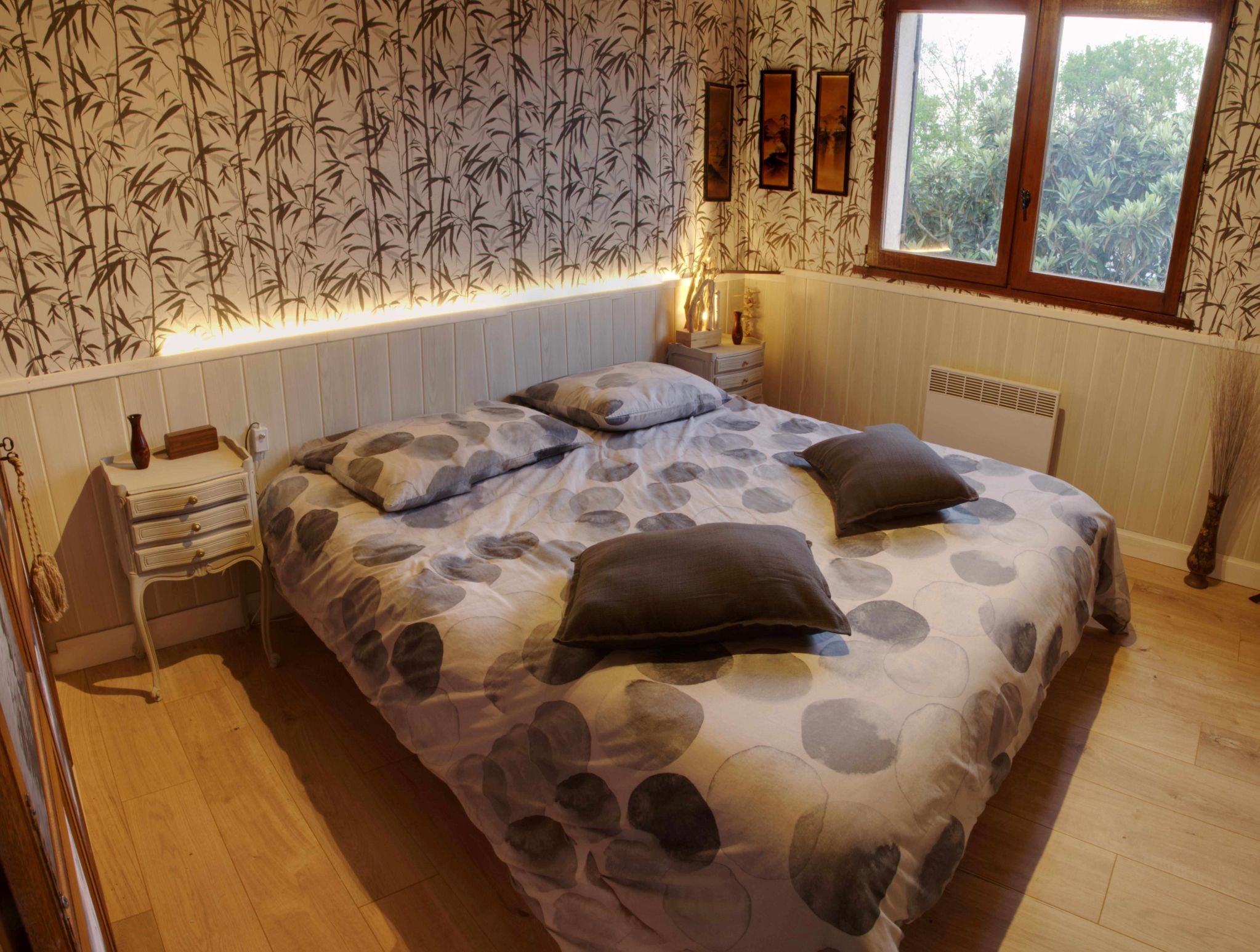 160-cm bed with fitted wardrobes
