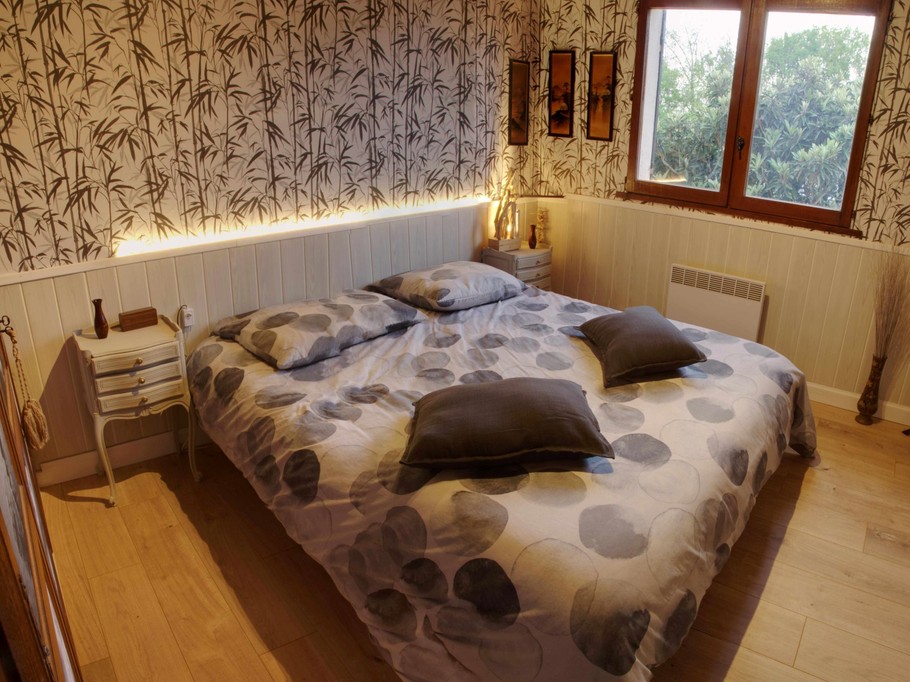 160-cm bed with fitted wardrobes