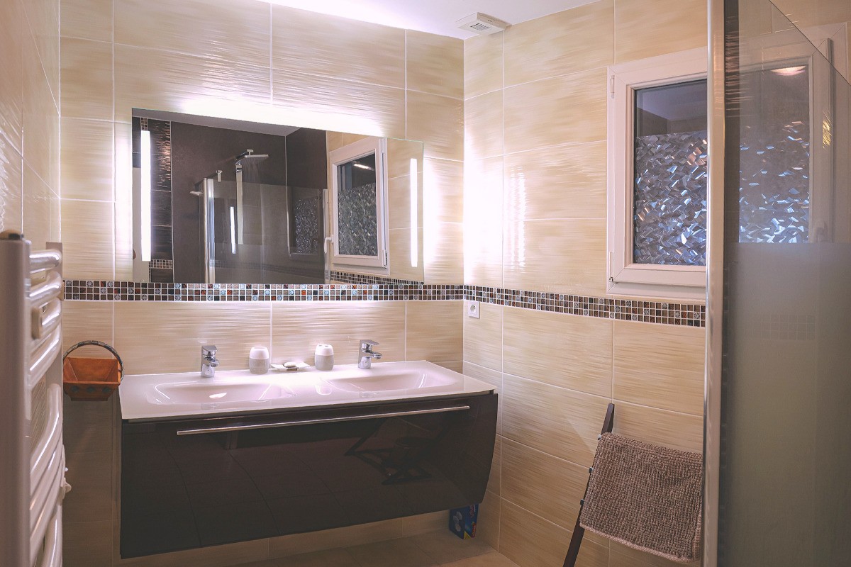 Salle d'eau avec douche italienne