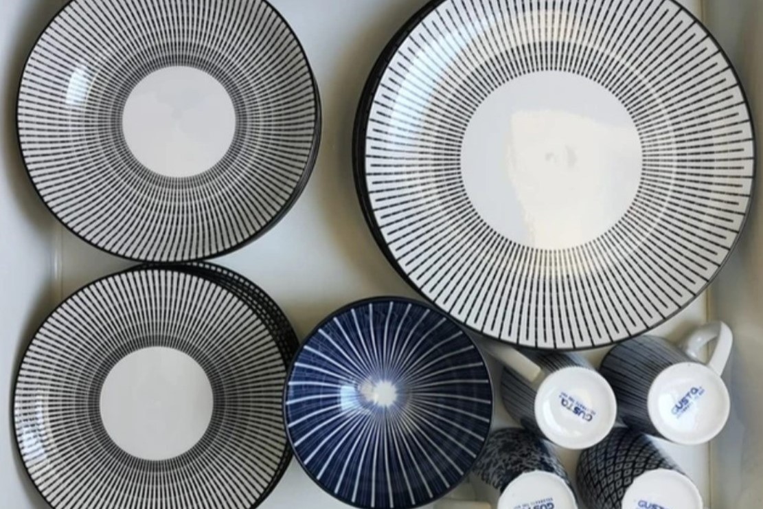 Coin cuisine (nécessaire de vaisselle pour 2 personnes, 2 plaques induction, four-micro-ondes, réfrigérateur, cafetière filtre et expresso, bouilloire, grille-pain, blender, toaster) ©M. Pellerin