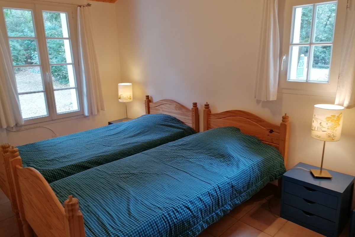 Au rez de chaussée 1 chambre avec 2 lits 90x190