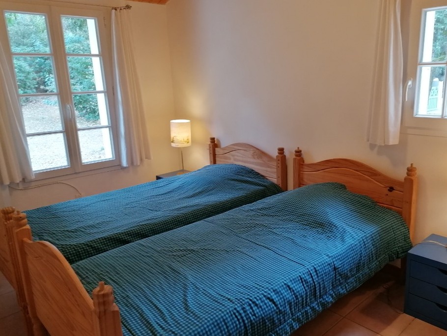 Au rez de chaussée 1 chambre avec 2 lits 90x190