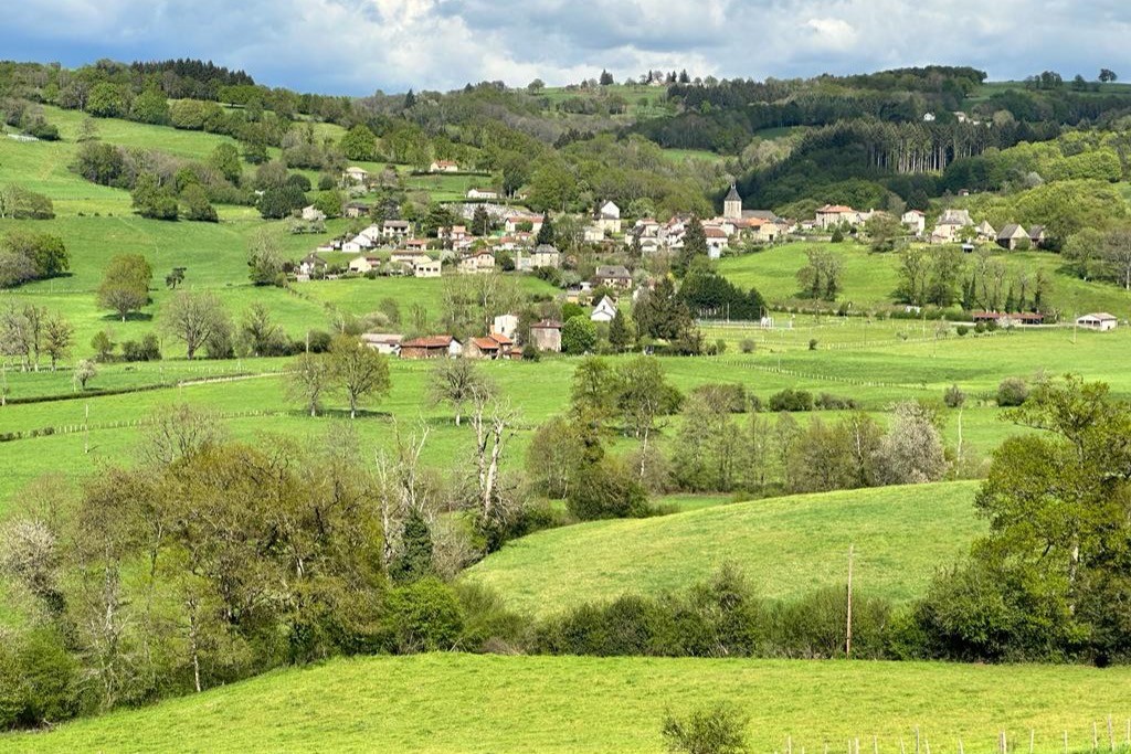 Vue panoramique sur la campagne depuis la terrasse du gîte à Leynhac
