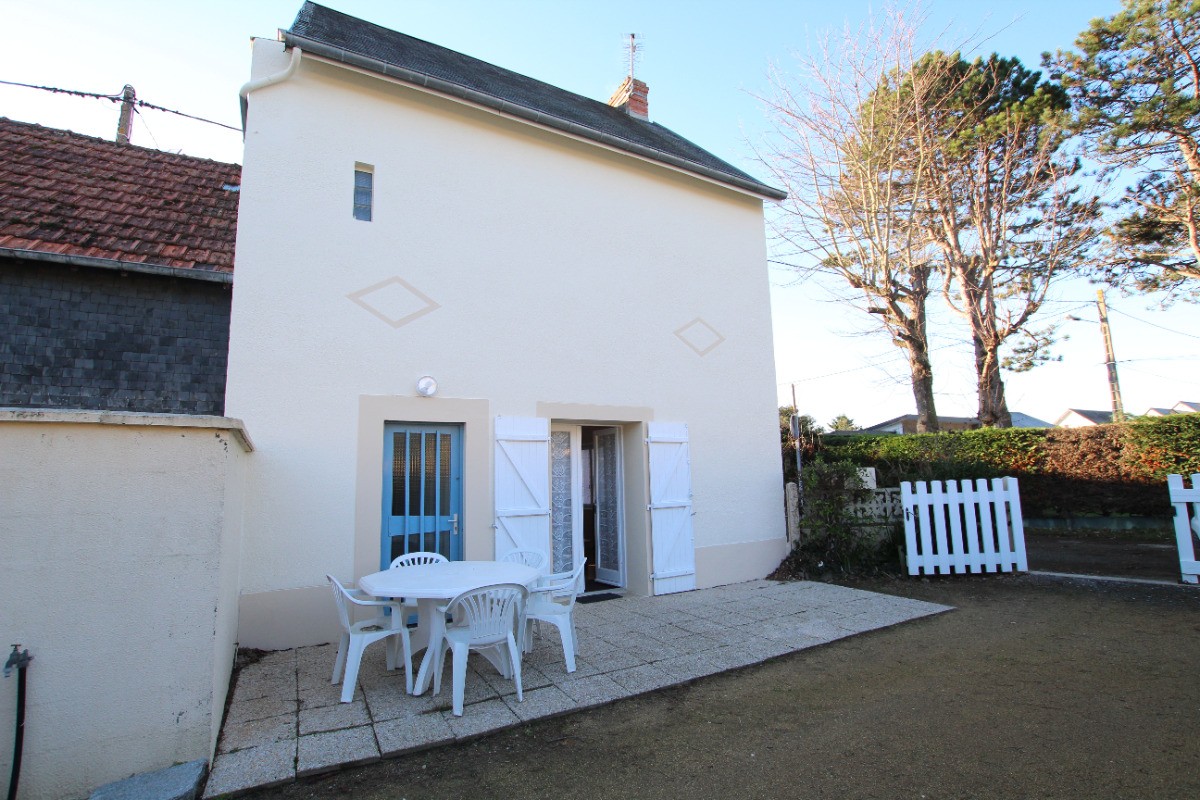 Cour extérieur avec salon de jardin et barbecue