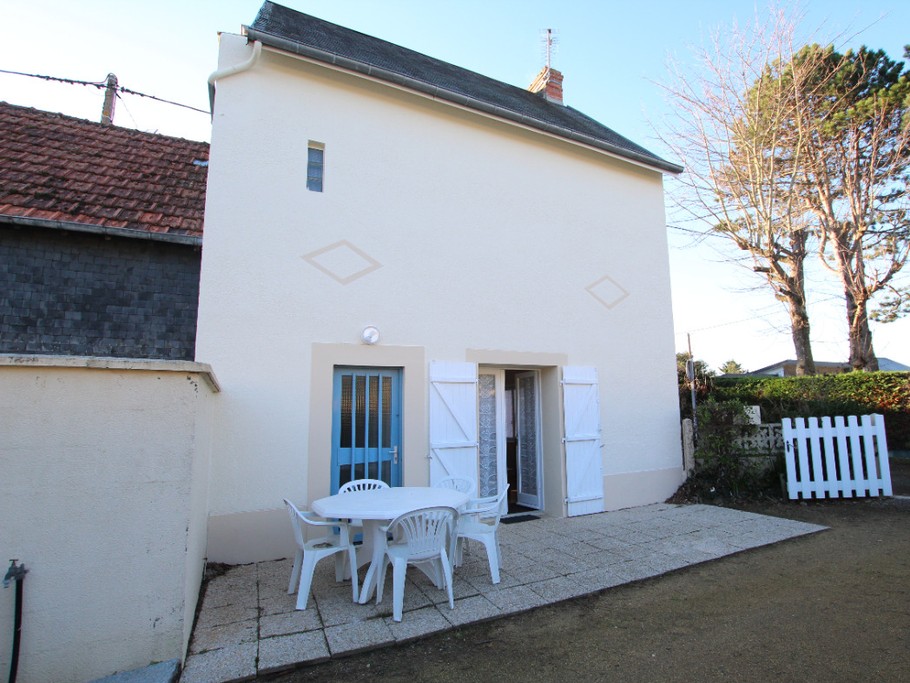Cour extérieur avec salon de jardin et barbecue