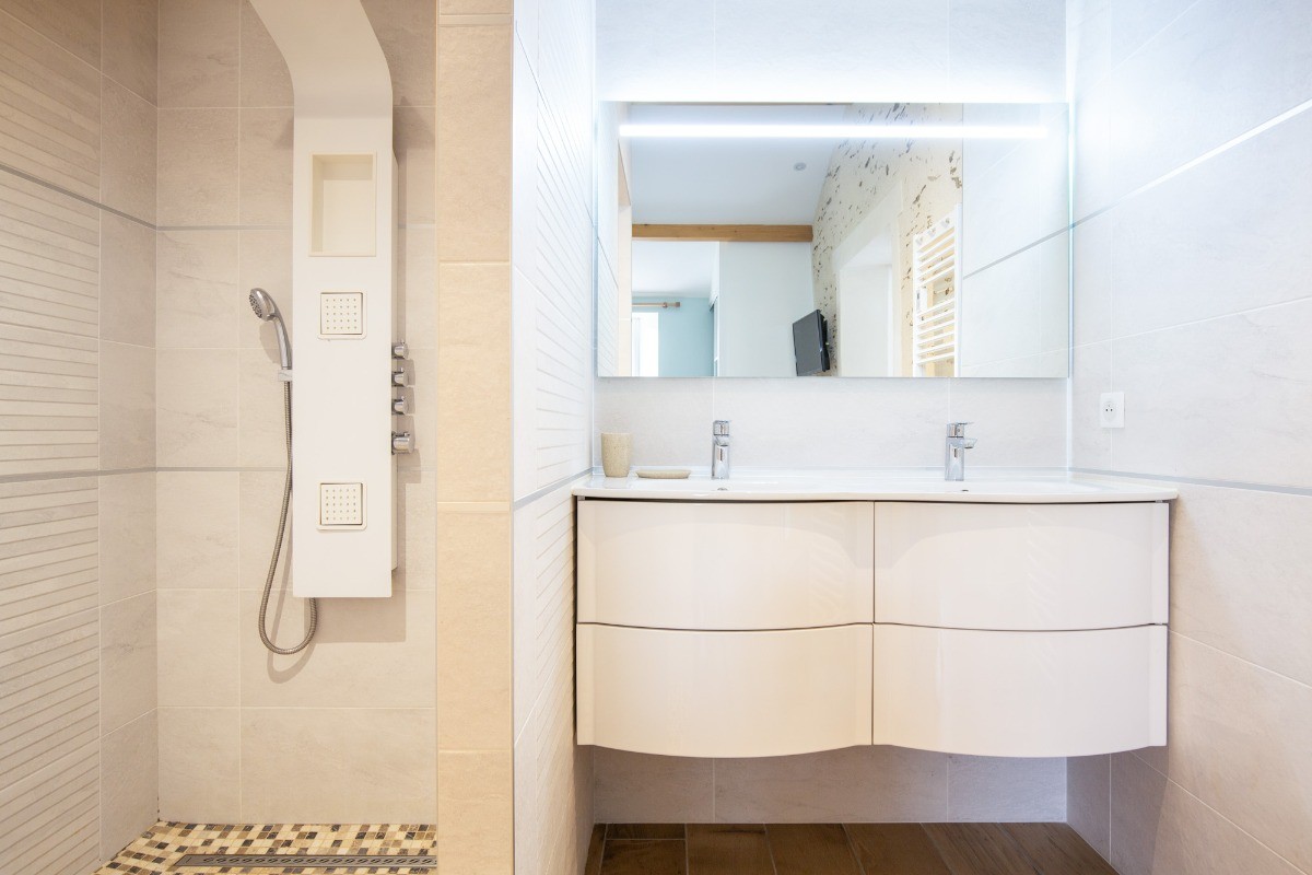 Suite avec lit Queen size (160), douche italienne hydro-massante de 2 M2, double vasque, WC, placard et TV.