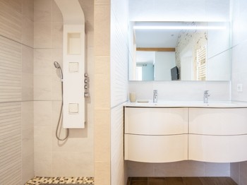 Suite avec lit Queen size (160), douche italienne hydro-massante de 2 M2, double vasque, WC, placard et TV.