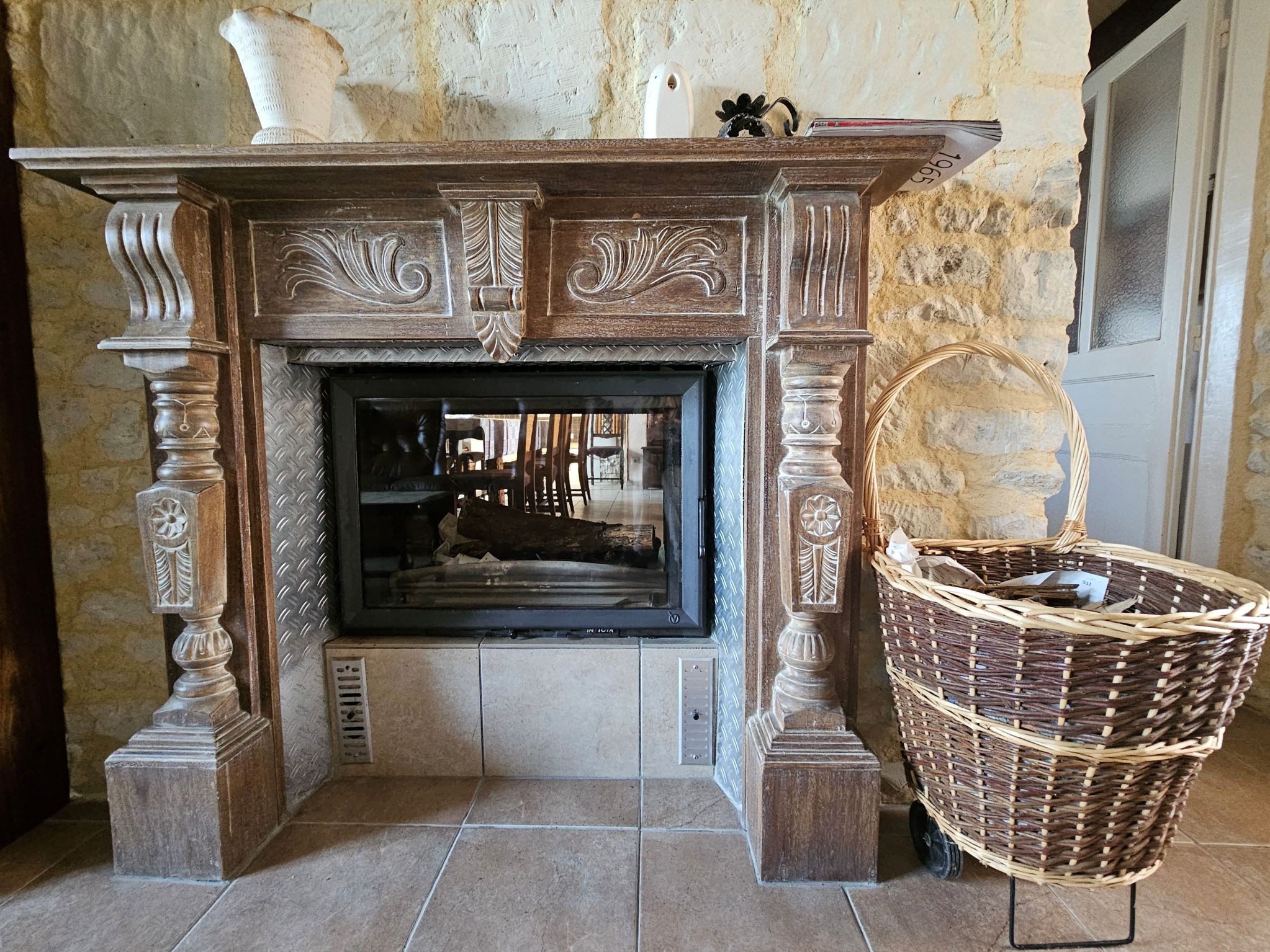 A côté du séjour, le salon avec le canapé lit et la télévision