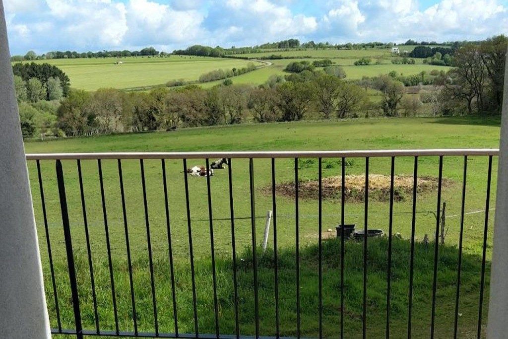 Terrasse du gite Bigouden donnant sur la vallée et les cheveaux