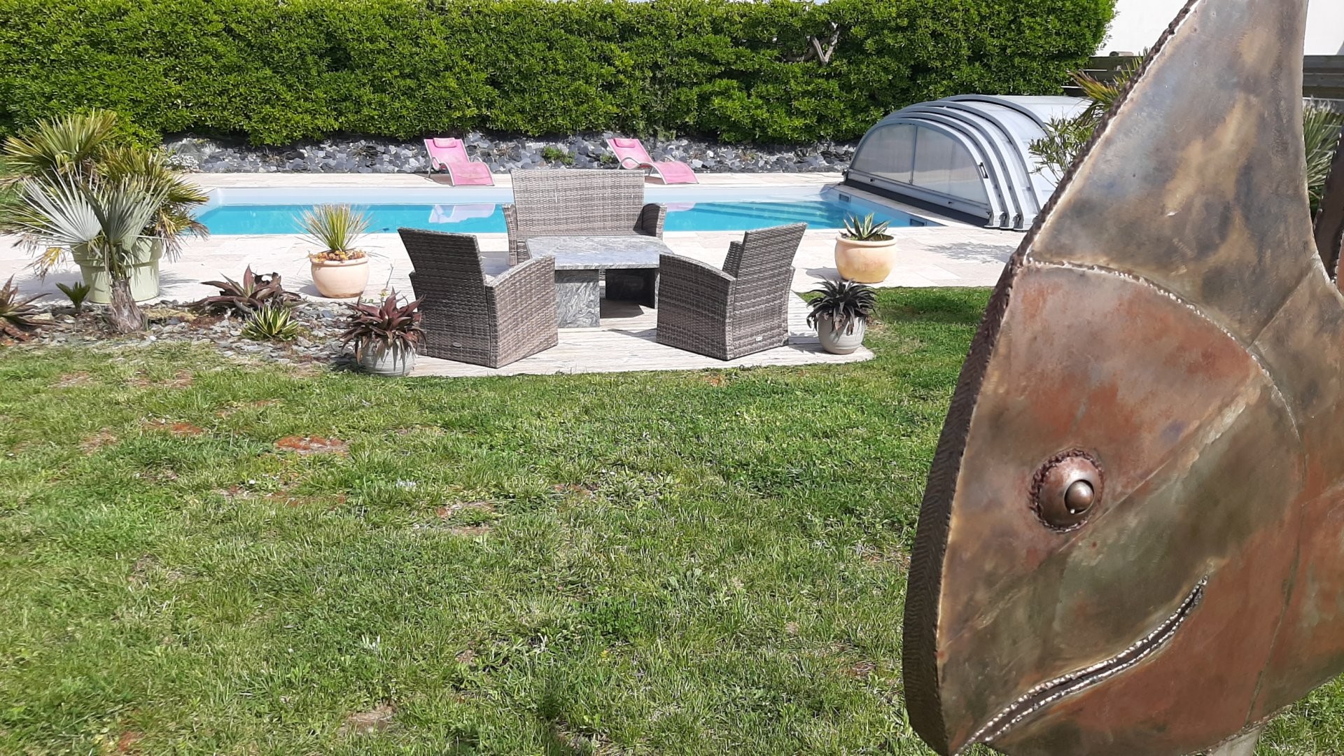 piscine et coin terrasse