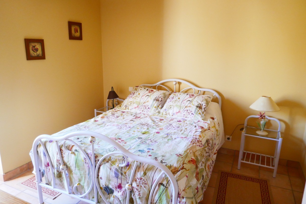 Chambre avec un lit en 140 - en rez-de-chaussée
