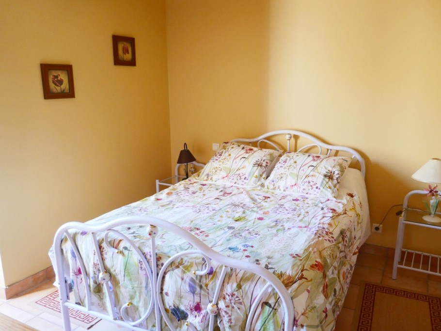 Chambre avec un lit en 140 - en rez-de-chaussée