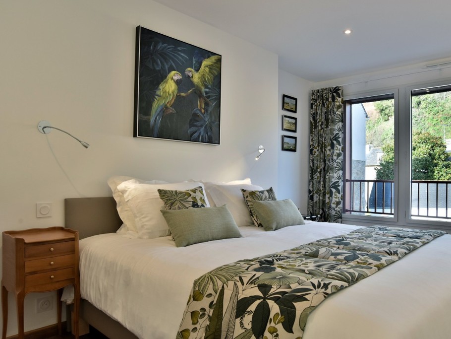 Chambre indépendante pour 2 personnes (grand lit 180 cm) avec dressing. Situé côté cour, vous dormirez dans le plus grand calme.