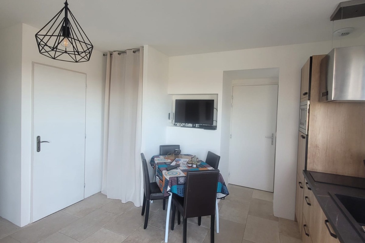 Coin repas, TV (décodeur Orange), Wifi
