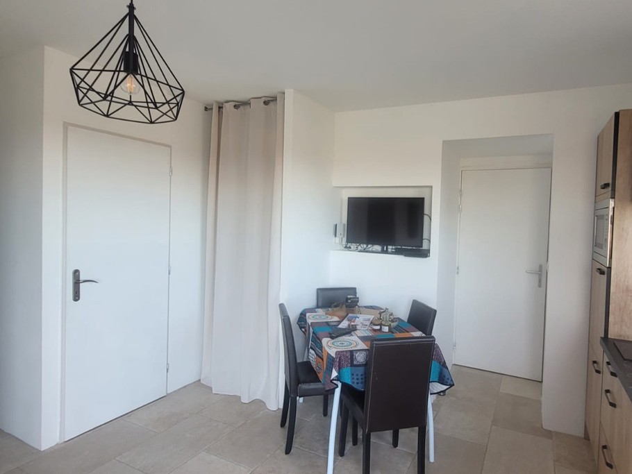 Coin repas, TV (décodeur Orange), Wifi