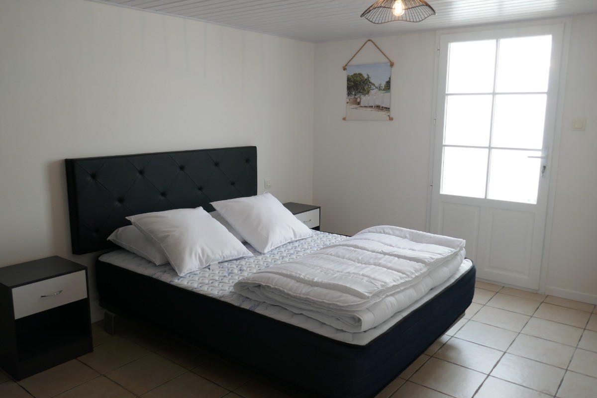 Chambre 1 -  lit en 140 avec accès sur l'avant de la maison