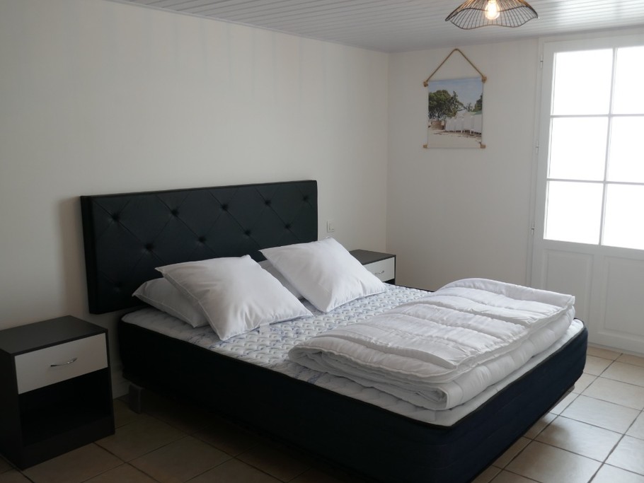 Chambre 1 -  lit en 140 avec accès sur l'avant de la maison