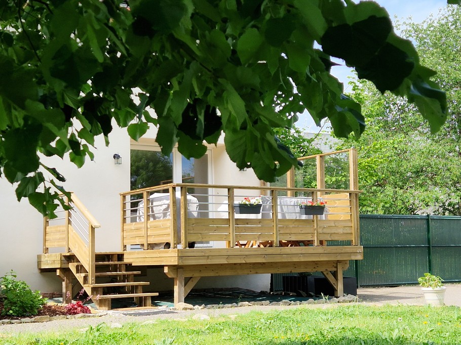 Terrace overlooking the garden - Gite les bords de l'Amezule, gite Bergamotte