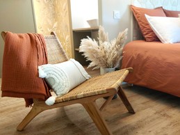 Suite à l'étage, spacieuse avec vue sur la campagne. Lit Queen Size (160X200)