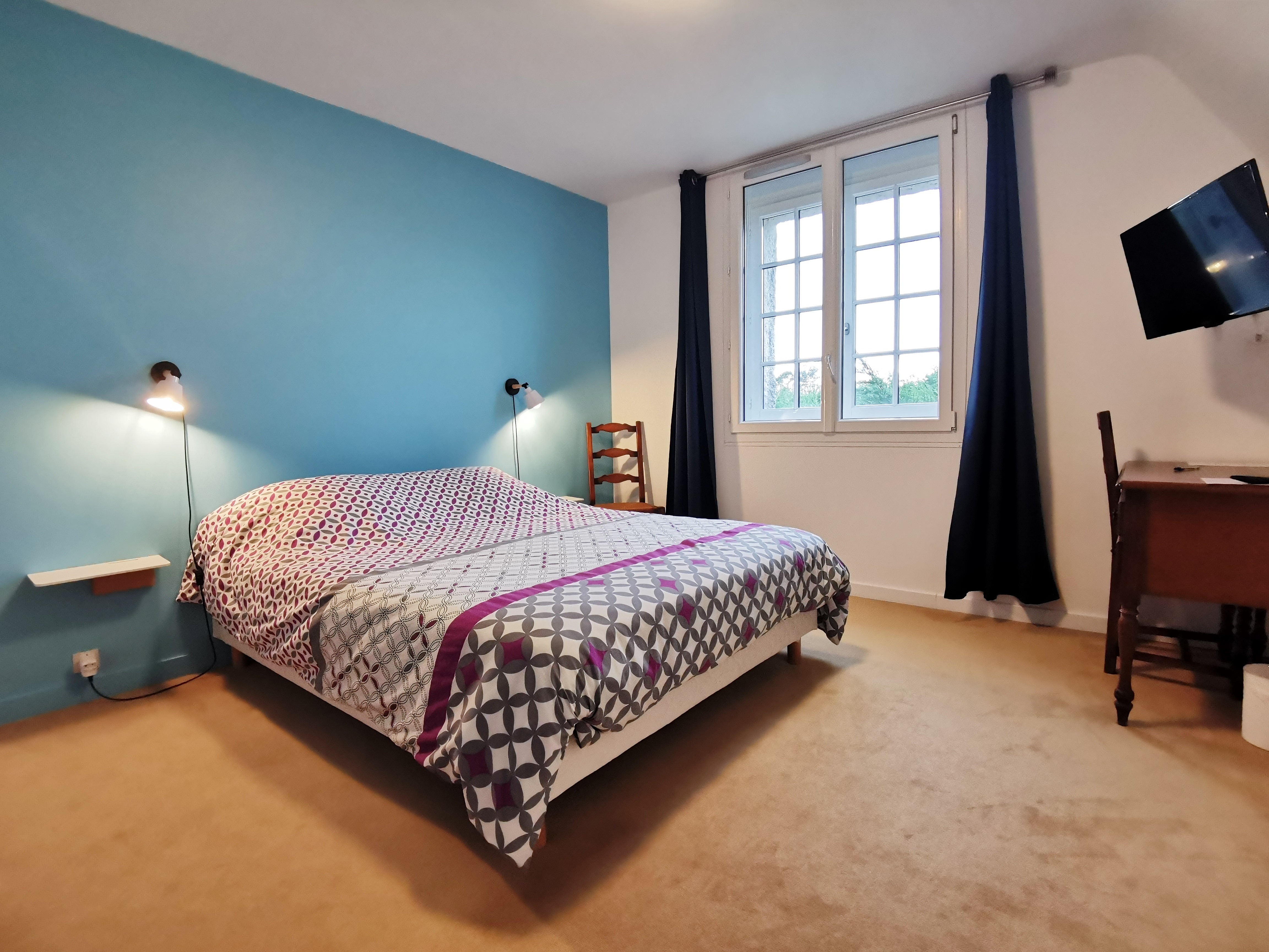 Chambre Grande Ourse:  Lit 160 + TV + bureau + salle de bain privative avec WC non communicante