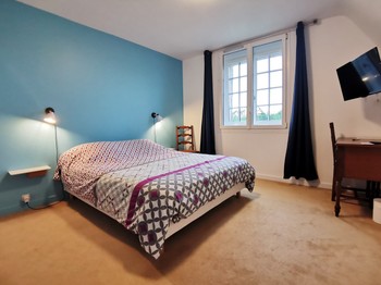 Chambre Grande Ourse: Lit 160 + TV + bureau + salle de bain privative avec WC non communicante