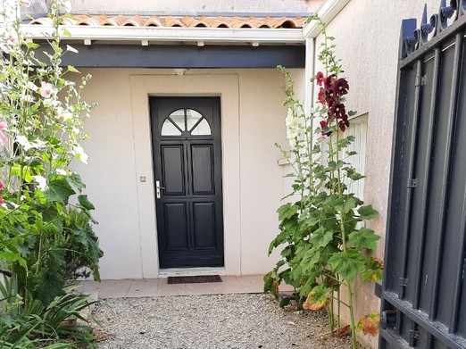 Jardin d'accueil de la Maison de vacances LA BIGNONE, classée 3 étoiles, La Rochelle, proche de l'océan et des commerces à pied, Charente maritime