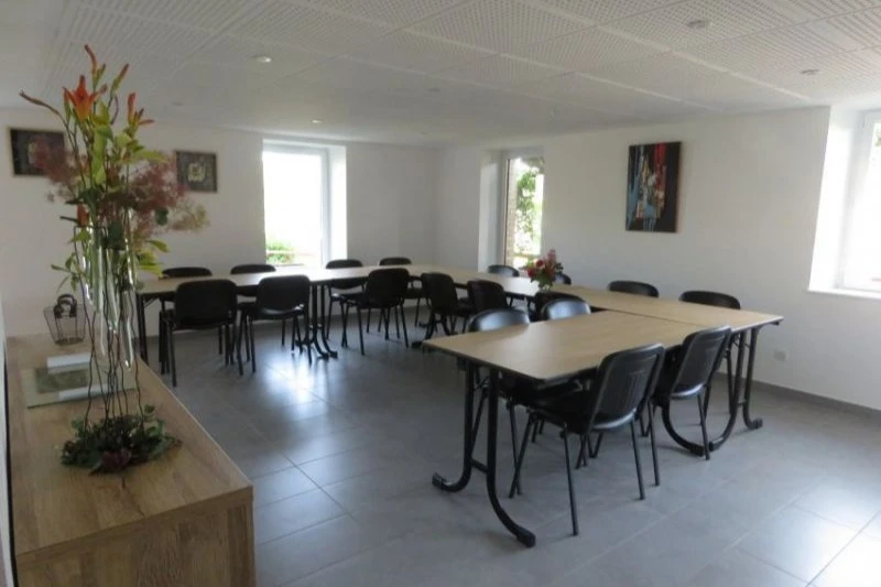 Aménagement salle selon configuration, réunion, repas de famille, séminaire... - Gîte collectif La Ruche