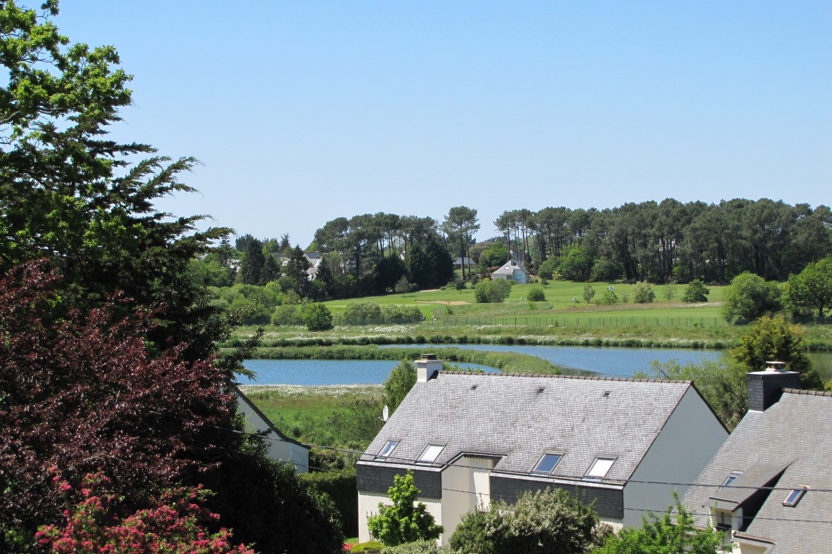 Vue des gîtes sur le practice de golf