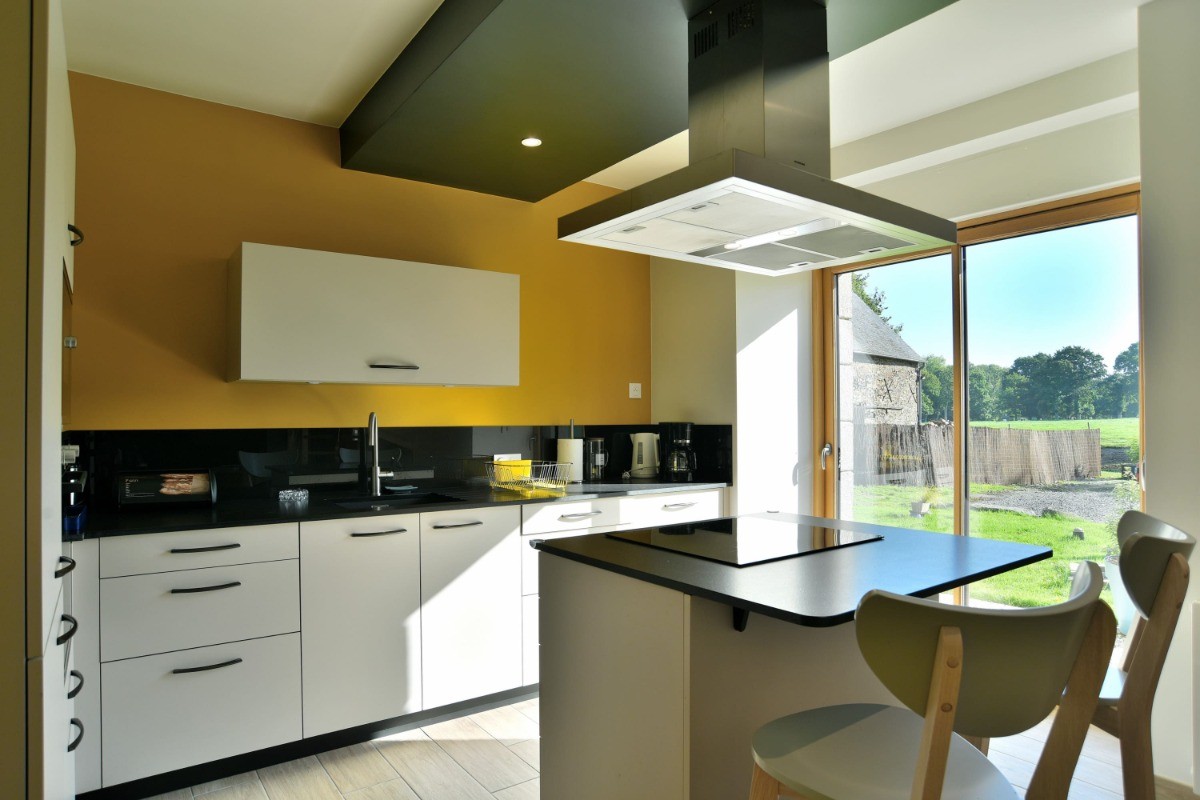 Cuisine colorée et lumineuse, toute équipée. Nombreux appareils de cuisine (gaufrier, raclette-grill, accessoires bébé, mixeurs, etc.)