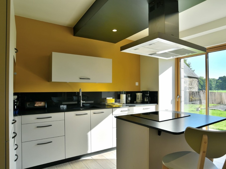 Cuisine colorée et lumineuse, toute équipée. Nombreux appareils de cuisine (gaufrier, raclette-grill, accessoires bébé, mixeurs, etc.)