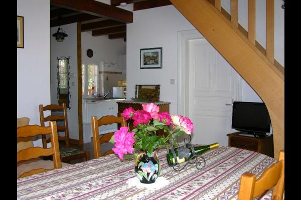 La salle à manger, au fond la cuisine, à droite l'escalier vers le premier étage