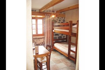 Fleur de Pommier : chambre située au 1er étage pouvant accueillir jusqu'à 4 pers. et comprend 1 lit de 2 personnes en 140 et 2 lits en 90 superposés (nb : le lit du haut ne convient qu'aux enfants d'au moins 6 ans)