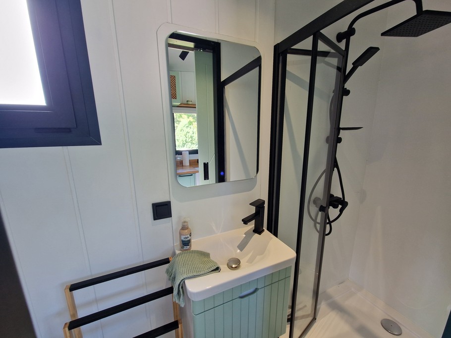 Salle d'eau avec belle douche - Au Coin du Chêne