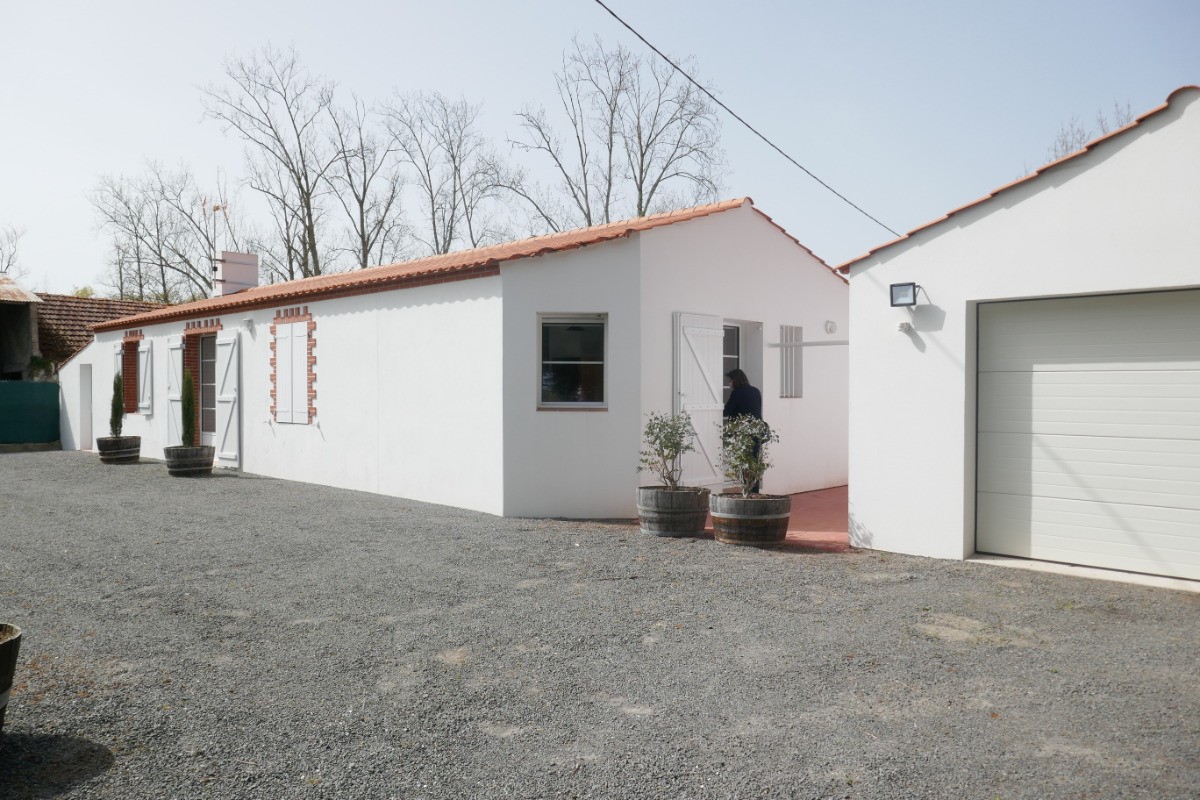 Façade de la maison, possibilité de stationner devant