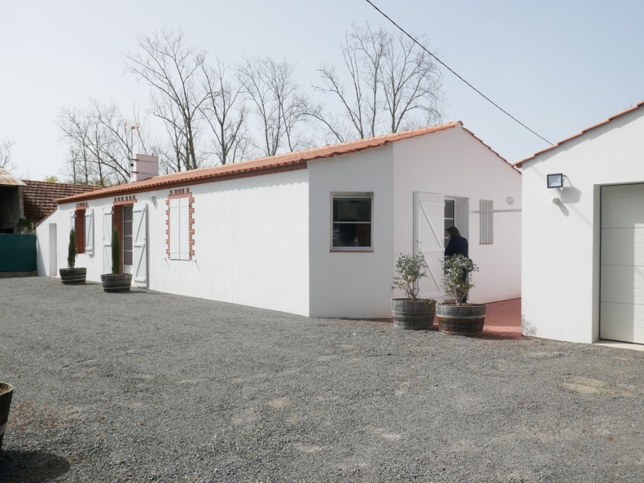 Façade de la maison, possibilité de stationner devant