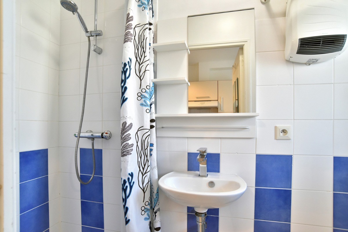 SDB RDC avec douche et WC intégré