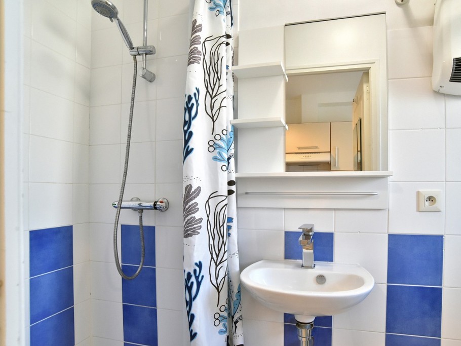 SDB RDC avec douche et WC intégré