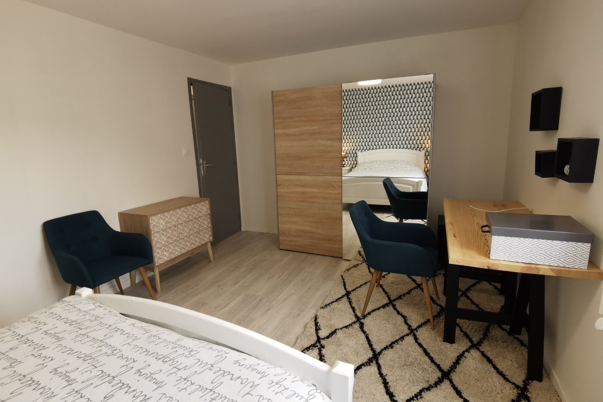 Bureau et placard dans la chambre
