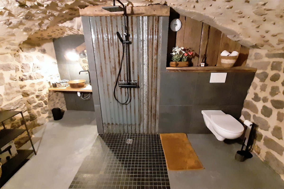 Appartement Marguerite au rez-de-chaussée de la maison, appartement adapté aux personnes à mobilité réduite (PMR), sanitaires privatifs et attenants à la chambre.