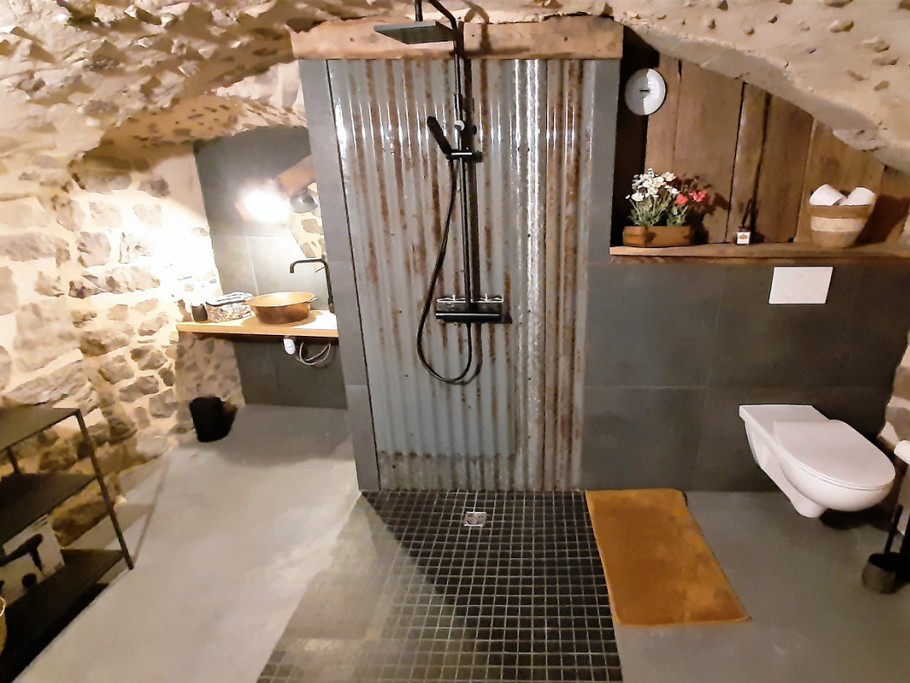Appartement Marguerite au rez-de-chaussée de la maison, appartement adapté aux personnes à mobilité réduite (PMR), sanitaires privatifs et attenants à la chambre.