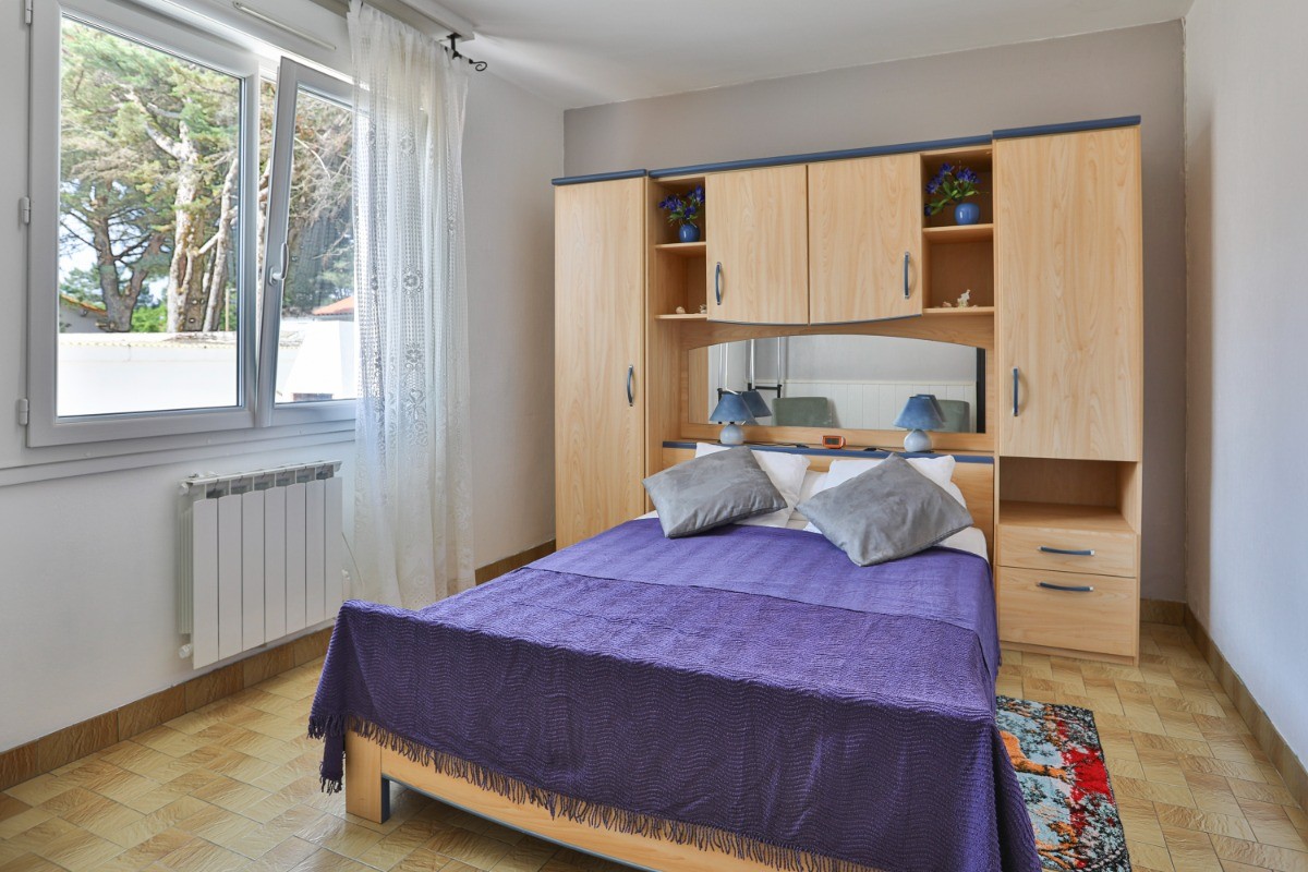 Chambre 1 avec un lit en 140