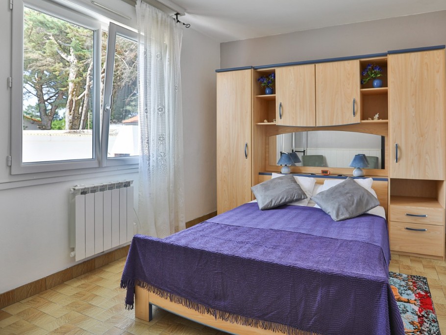 Chambre 1 avec un lit en 140